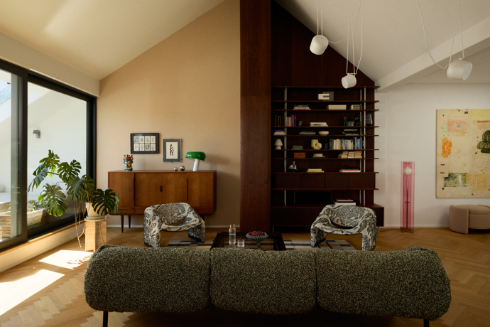 Na návštěvě u berlínské designérky Kasie Kronberger. Z tmavé půdy bez oken vytvořila rodinný loft plný světla a barev