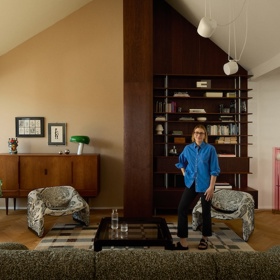 Na návštěvě u berlínské designérky Kasie Kronberger. Z tmavé půdy bez oken vytvořila rodinný loft plný světla a barev Na návštěvě u berlínské designérky Kasie Kronberger. Z tmavé půdy bez oken vytvořila rodinný loft plný světla a barev