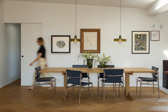 Na návštěvě u berlínské designérky Kasie Kronberger. Z tmavé půdy bez oken vytvořila rodinný loft plný světla a barev