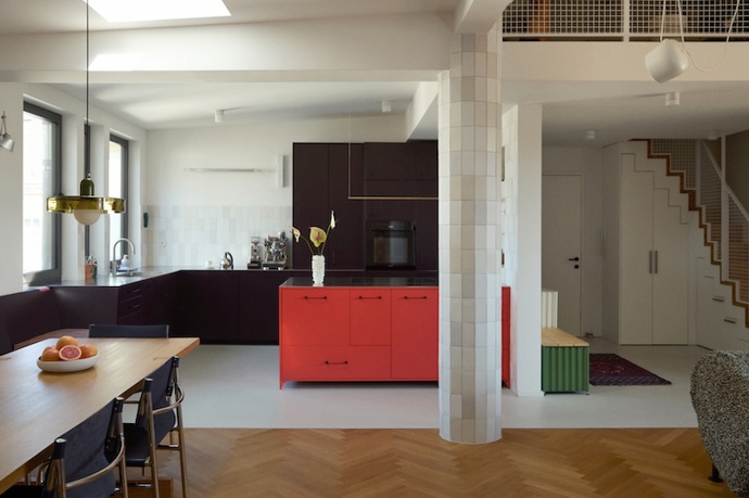 Na návštěvě u berlínské designérky Kasie Kronberger. Z tmavé půdy bez oken vytvořila rodinný loft plný světla a barev