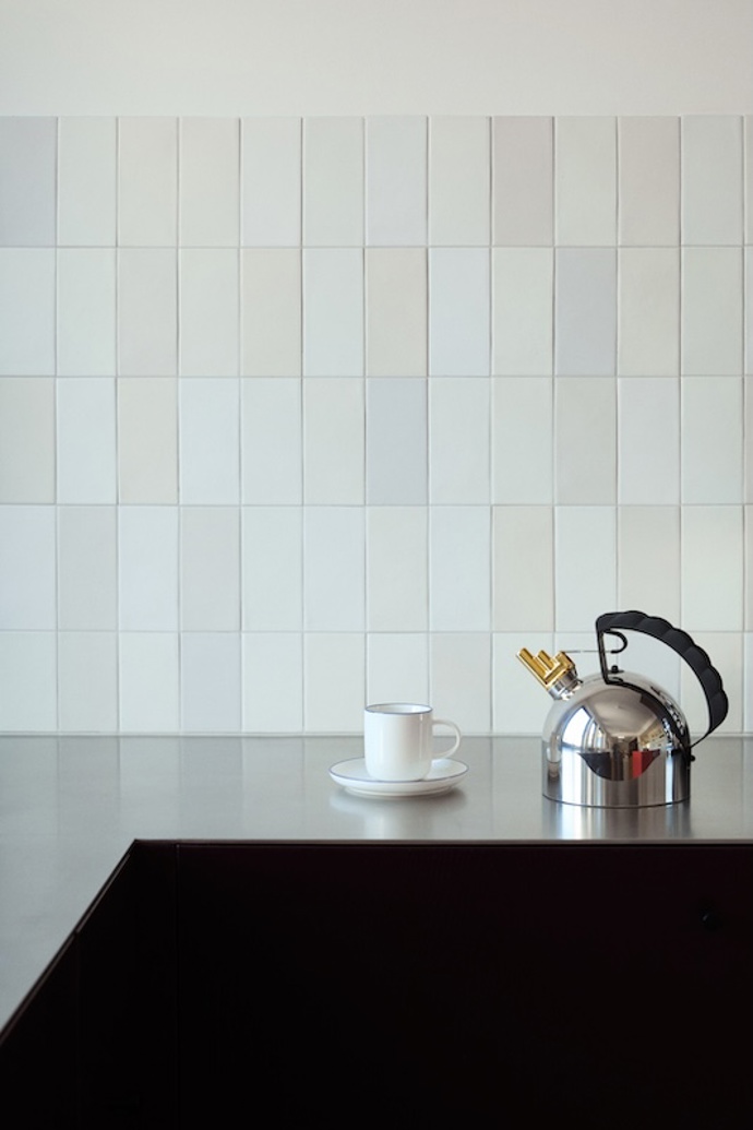 Na návštěvě u berlínské designérky Kasie Kronberger. Z tmavé půdy bez oken vytvořila rodinný loft plný světla a barev