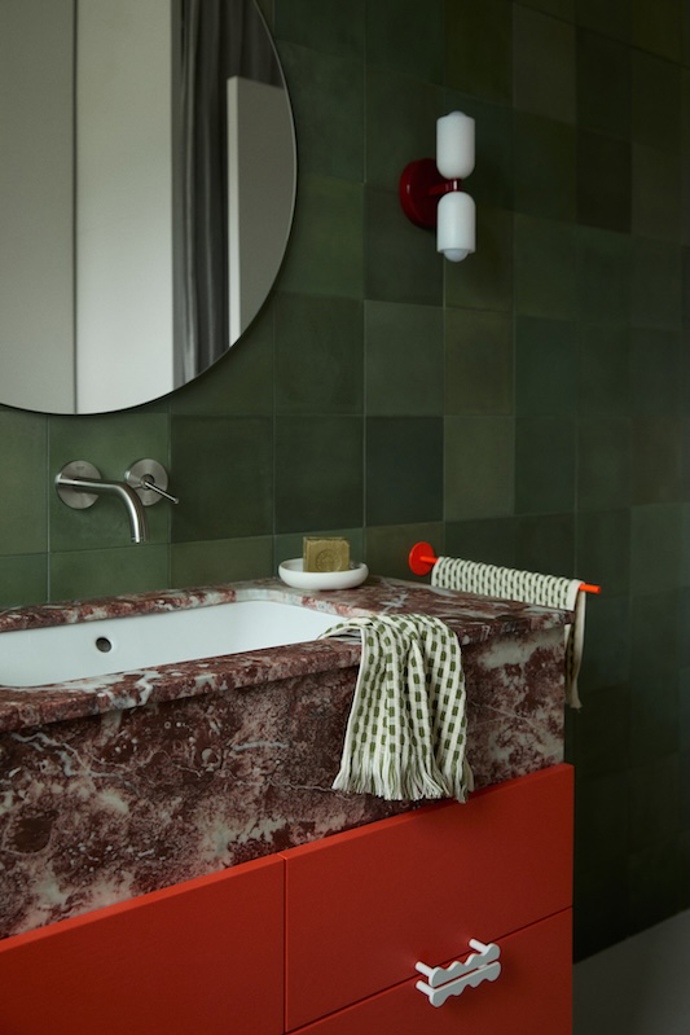 Na návštěvě u berlínské designérky Kasie Kronberger. Z tmavé půdy bez oken vytvořila rodinný loft plný světla a barev