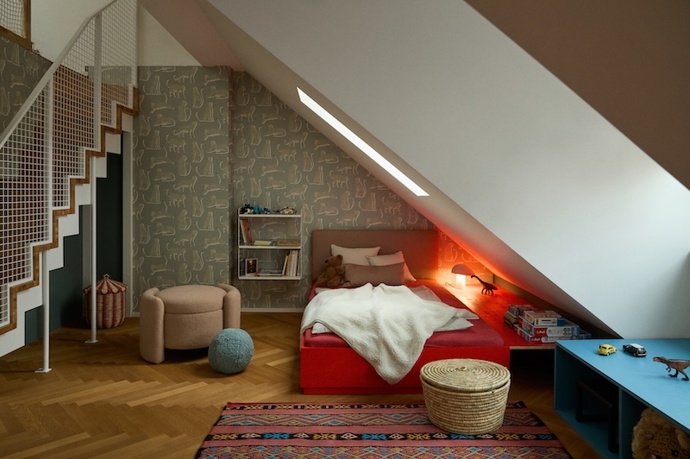 Na návštěvě u berlínské designérky Kasie Kronberger. Z tmavé půdy bez oken vytvořila rodinný loft plný světla a barev