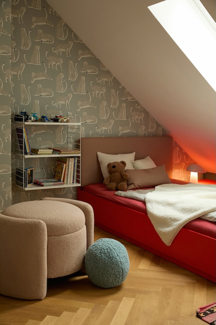 Na návštěvě u berlínské designérky Kasie Kronberger. Z tmavé půdy bez oken vytvořila rodinný loft plný světla a barev