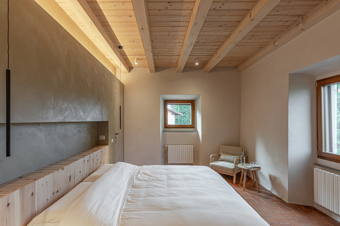 Nedaleko Florencie obnovili starý venkovský dům. Architekti zachránili trámy, terakotu i velký krb Nedaleko Florencie obnovili starý venkovský dům. Architekti zachránili trámy, terakotu i velký krb