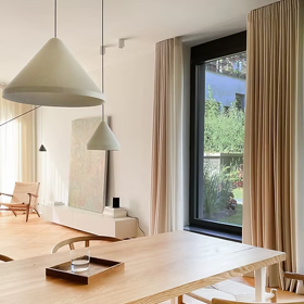 Majitelé si přáli minimalismus, ale nechtěli chladný domov. Architekti dokázali z berlínské novostavby vytvořit domov plný tepla