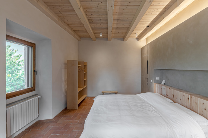 Nedaleko Florencie obnovili starý venkovský dům. Architekti zachránili trámy, terakotu i velký krb Nedaleko Florencie obnovili starý venkovský dům. Architekti zachránili trámy, terakotu i velký krb