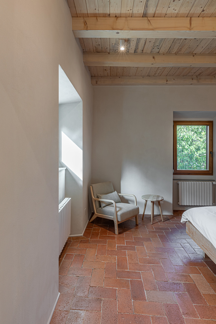 Nedaleko Florencie obnovili starý venkovský dům. Architekti zachránili trámy, terakotu i velký krb Nedaleko Florencie obnovili starý venkovský dům. Architekti zachránili trámy, terakotu i velký krb