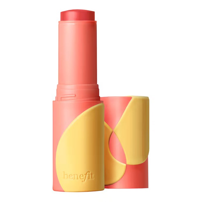 Tvářenka s rozjasňujícími třpytečkami Juice Stick od Benefit Cosmetics v odstínu Shellie stojí 990 Kč a koupíte ji v Sephoře.