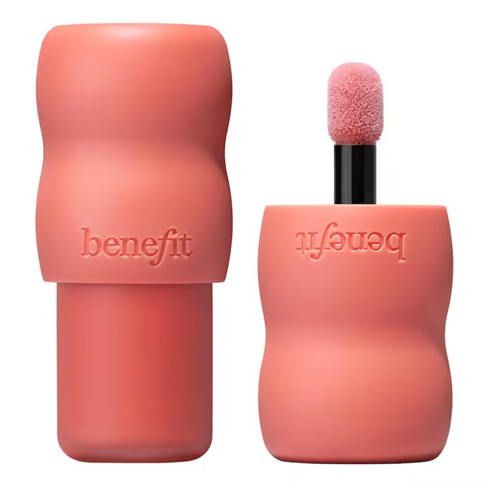 Tvářenka Play Daze od Benefit Cosmetics v odstínu Apricotta stojí 890 Kč a koupíte ji v Sephoře.