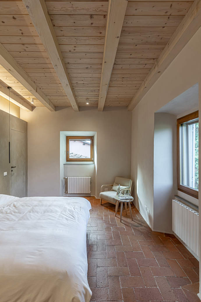 Nedaleko Florencie obnovili starý venkovský dům. Architekti zachránili trámy, terakotu i velký krb Nedaleko Florencie obnovili starý venkovský dům. Architekti zachránili trámy, terakotu i velký krb