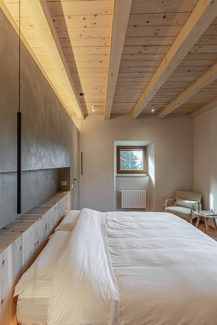 Nedaleko Florencie obnovili starý venkovský dům. Architekti zachránili trámy, terakotu i velký krb Nedaleko Florencie obnovili starý venkovský dům. Architekti zachránili trámy, terakotu i velký krb
