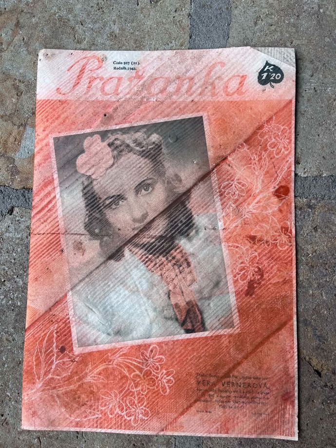 Časopis Pražanka z roku 1940, který čekal ukrytý pod podlahou statku.