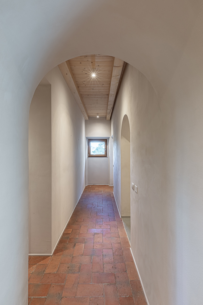 Nedaleko Florencie obnovili starý venkovský dům. Architekti zachránili trámy, terakotu i velký krb Nedaleko Florencie obnovili starý venkovský dům. Architekti zachránili trámy, terakotu i velký krb