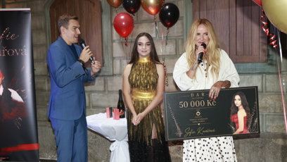 FOTO: Nadace Kapka naděje získala šek na 50 tisíc korun.