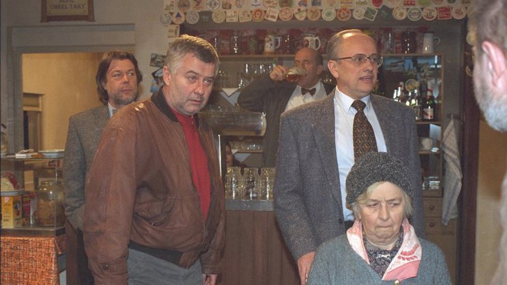 Jan Kanyza, Ladislav Potměšil, Václav Knop a Věry Tichánková v seriálu Hospoda.
