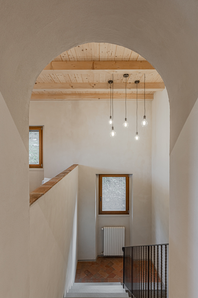 Nedaleko Florencie obnovili starý venkovský dům. Architekti zachránili trámy, terakotu i velký krb Nedaleko Florencie obnovili starý venkovský dům. Architekti zachránili trámy, terakotu i velký krb
