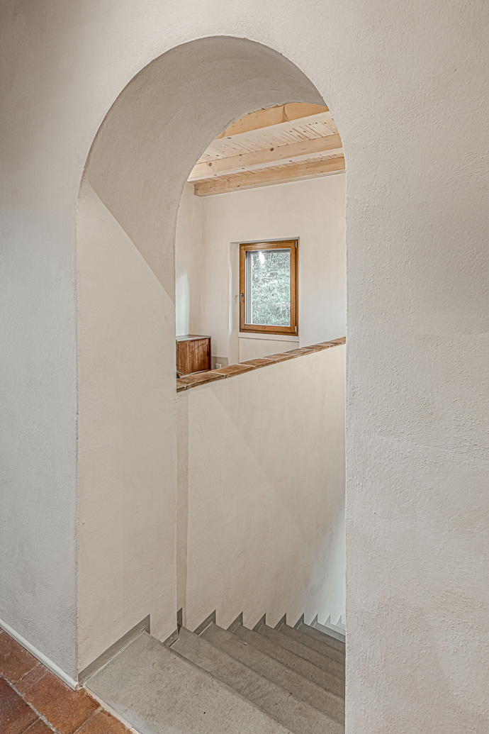 Nedaleko Florencie obnovili starý venkovský dům. Architekti zachránili trámy, terakotu i velký krb Nedaleko Florencie obnovili starý venkovský dům. Architekti zachránili trámy, terakotu i velký krb