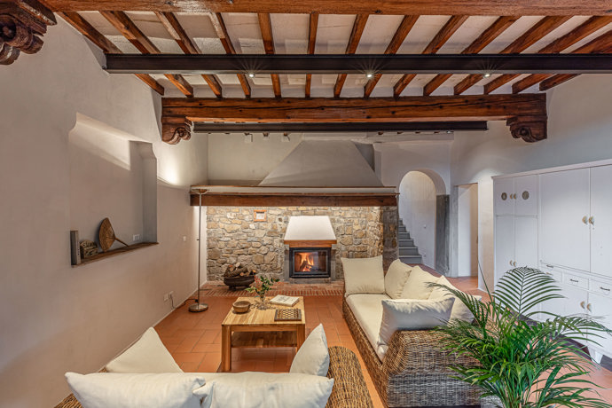 Nedaleko Florencie obnovili starý venkovský dům. Architekti zachránili trámy, terakotu i velký krb Nedaleko Florencie obnovili starý venkovský dům. Architekti zachránili trámy, terakotu i velký krb