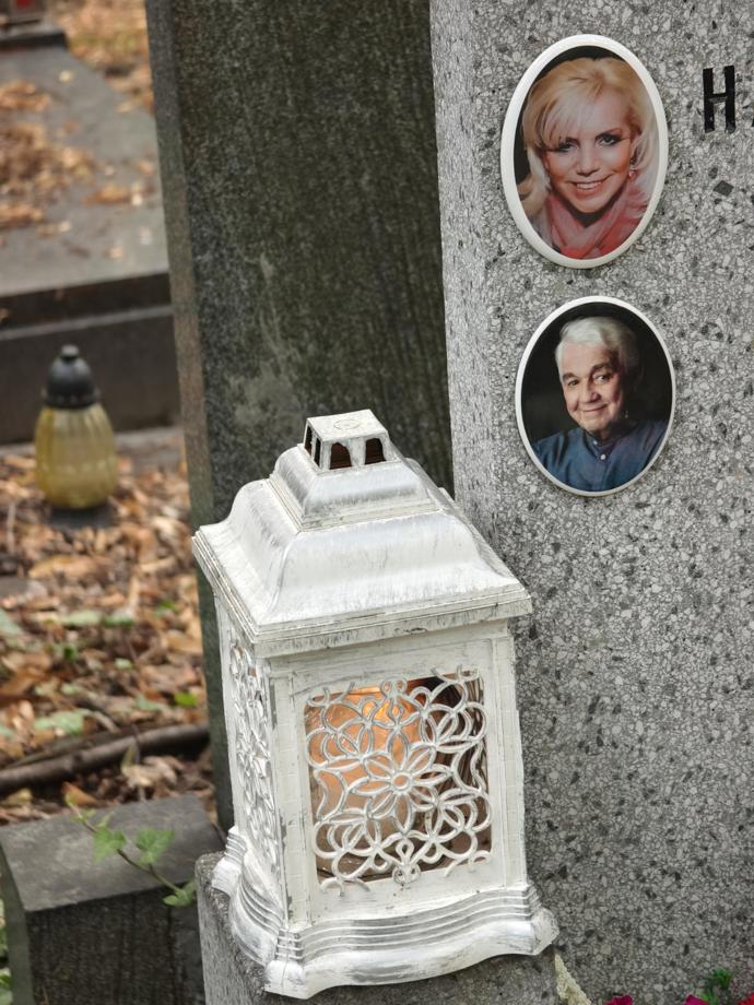 Jirkovi tam nahoru svítí světla svíček.