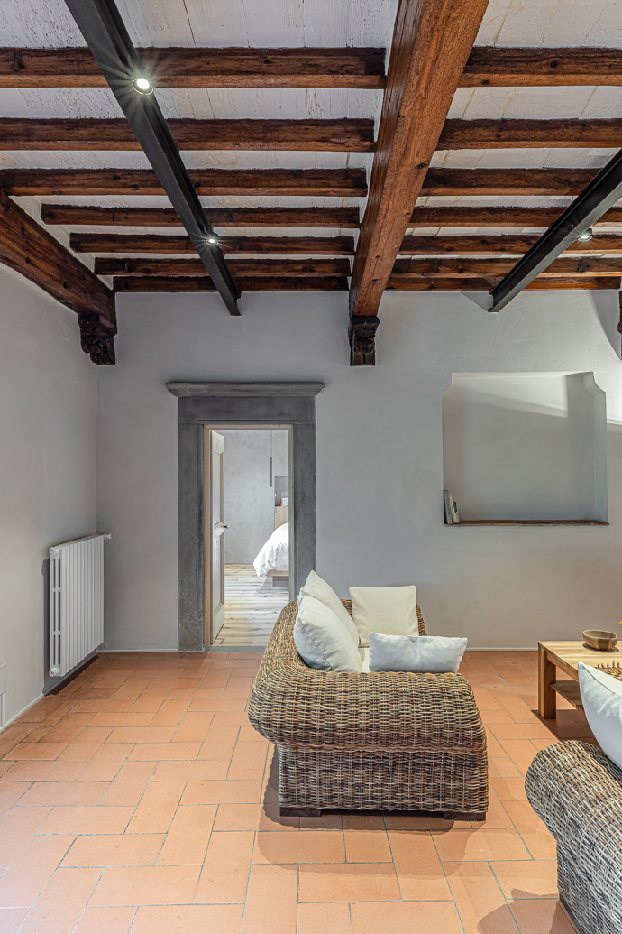 Nedaleko Florencie obnovili starý venkovský dům. Architekti zachránili trámy, terakotu i velký krb Nedaleko Florencie obnovili starý venkovský dům. Architekti zachránili trámy, terakotu i velký krb