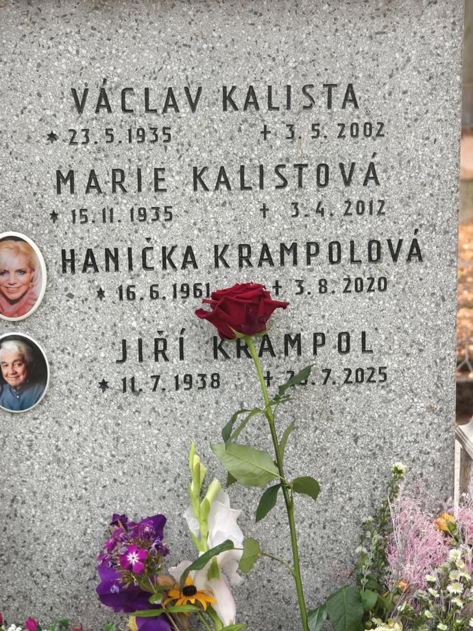 Jiří spočinul v rodinném hrobě své zesnulé ženy Hanky.