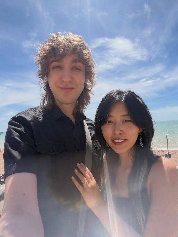 David Žbirka se zasnoubil se svou krásnou partnerkou Claire Peng.