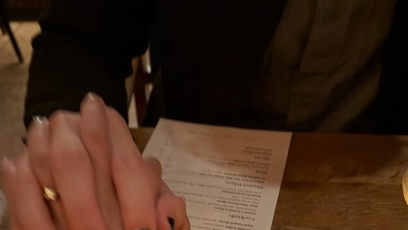 FOTO: Zásnubní oslavu uspořádali v restauraci, kde dostali i speciální gratulační talíř.