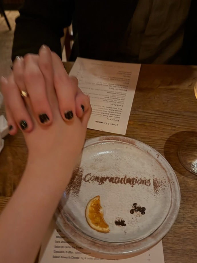 Zásnubní oslavu uspořádali v restauraci, kde dostali i speciální gratulační talíř.