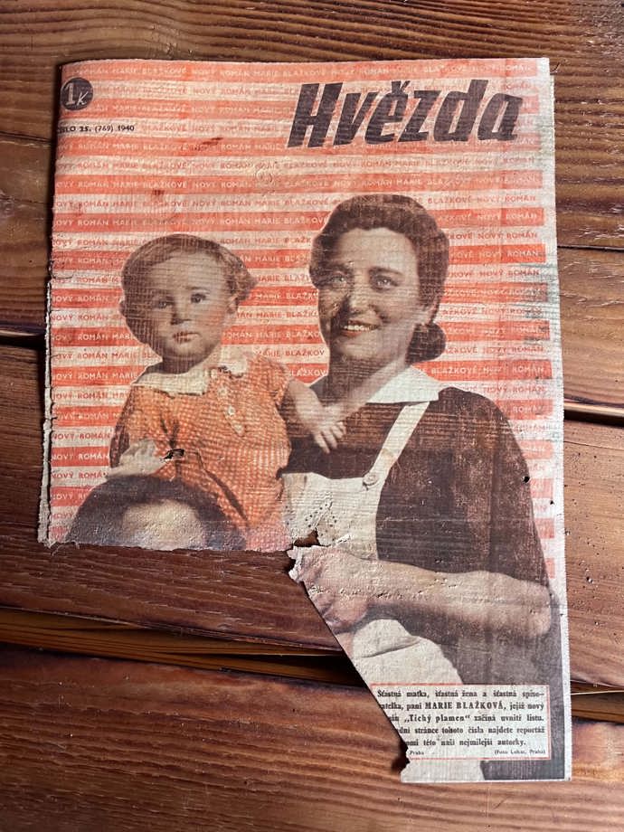 Obálka časopisu z roku 1940 zobrazuje maminku s dítětem.