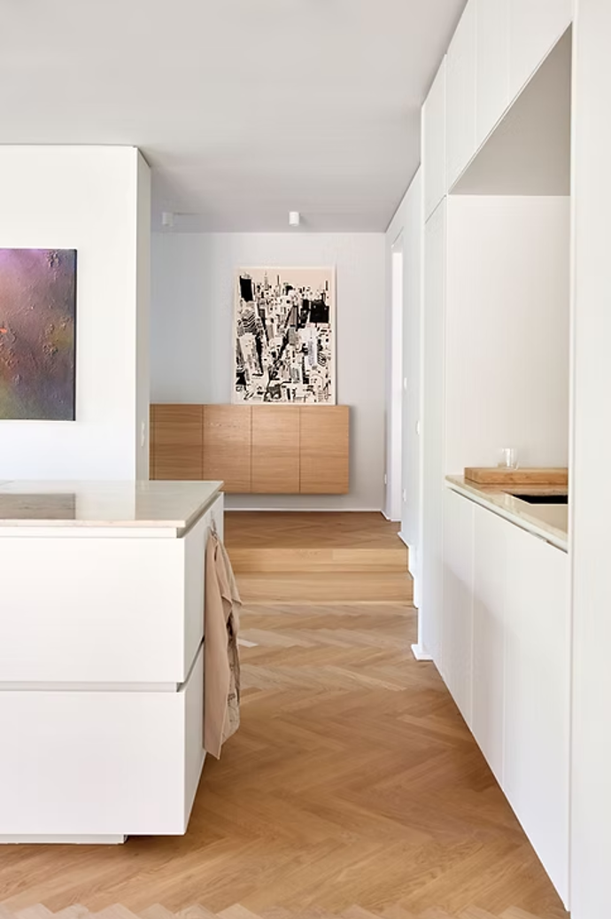 Majitelé si přáli minimalismus, ale nechtěli chladný domov. Architekti dokázali z berlínské novostavby vytvořit domov plný tepla