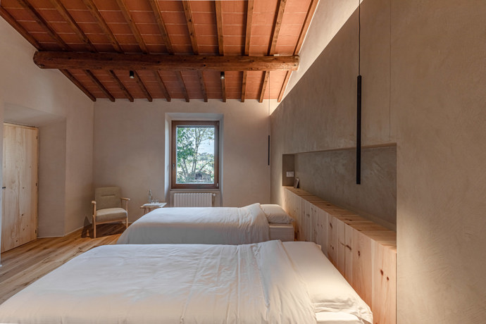 Nedaleko Florencie obnovili starý venkovský dům. Architekti zachránili trámy, terakotu i velký krb Nedaleko Florencie obnovili starý venkovský dům. Architekti zachránili trámy, terakotu i velký krb