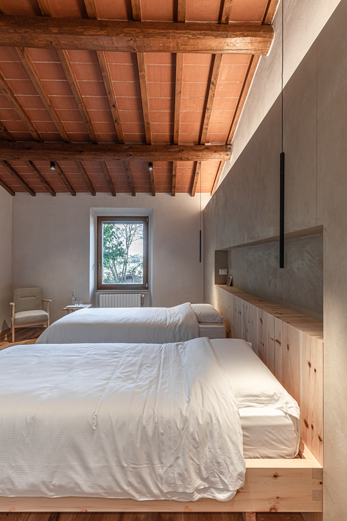 Nedaleko Florencie obnovili starý venkovský dům. Architekti zachránili trámy, terakotu i velký krb Nedaleko Florencie obnovili starý venkovský dům. Architekti zachránili trámy, terakotu i velký krb