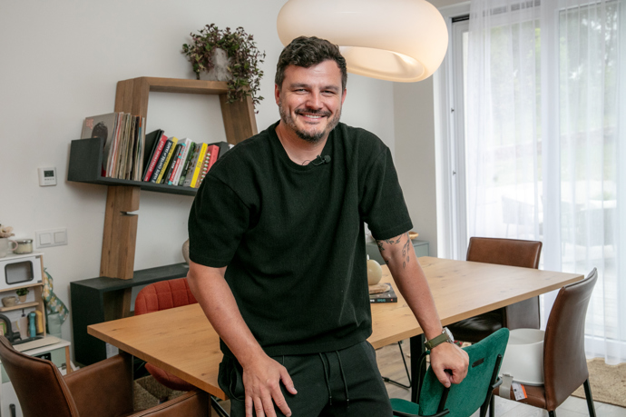 Roman Staša říká, že vybavení domu bylo částečně zařízené původním majitelem, o zbytek se postarala manželka. 