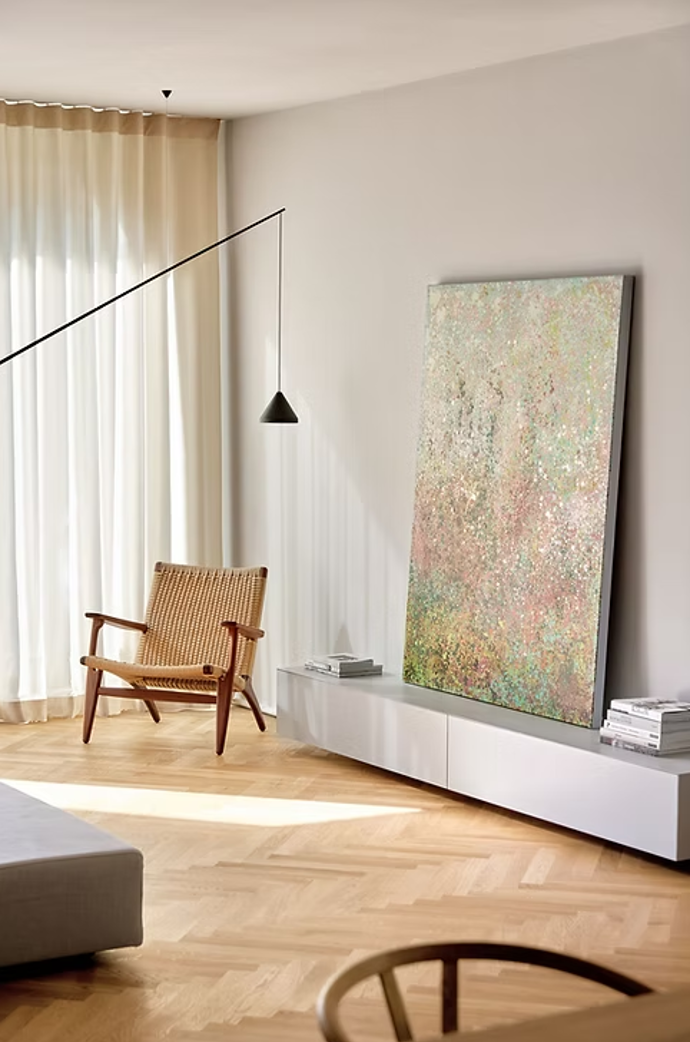 Majitelé si přáli minimalismus, ale nechtěli chladný domov. Architekti dokázali z berlínské novostavby vytvořit domov plný tepla