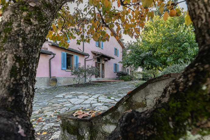 Nedaleko Florencie obnovili starý venkovský dům. Architekti zachránili trámy, terakotu i velký krb Nedaleko Florencie obnovili starý venkovský dům. Architekti zachránili trámy, terakotu i velký krb