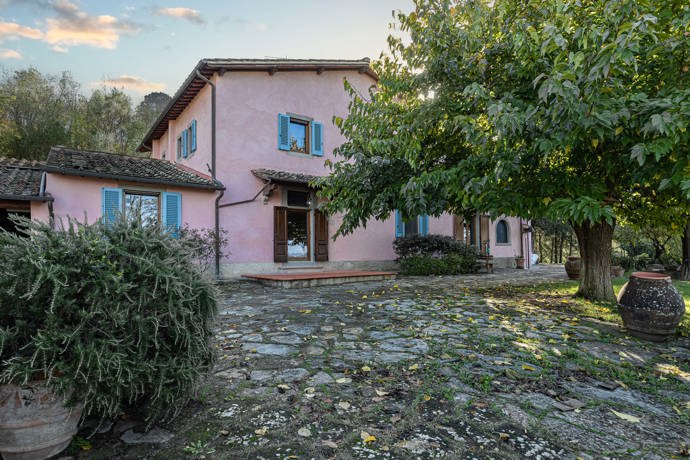 Nedaleko Florencie obnovili starý venkovský dům. Architekti zachránili trámy, terakotu i velký krb Nedaleko Florencie obnovili starý venkovský dům. Architekti zachránili trámy, terakotu i velký krb