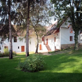 Za kamennou zdí se ukrývá kouzelný venkovský dům, kde se historie potkává se současností. Od Prahy ho dělí jen půl hodiny