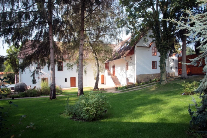 Za kamennou zdí se ukrývá kouzelný venkovský dům, kde se historie potkává se současností. Od Prahy ho dělí jen půl hodiny