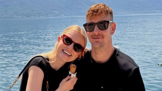 Hokejista Roman Červenka si našel o 18 let mladší herečku: Nejvíc se mu líbím v dresu, říká Michaela Pecháčková
