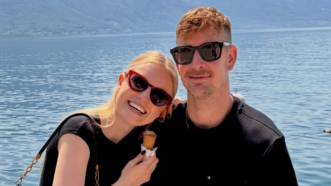 Hokejista Roman Červenka si našel o 18 let mladší herečku: Nejvíc se mu líbím v dresu, říká Michaela Pecháčková