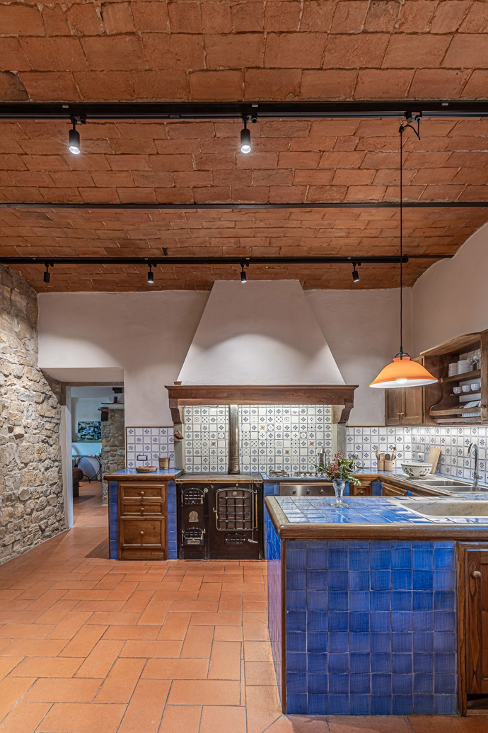 Nedaleko Florencie obnovili starý venkovský dům. Architekti zachránili trámy, terakotu i velký krb Nedaleko Florencie obnovili starý venkovský dům. Architekti zachránili trámy, terakotu i velký krb