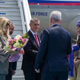 Monika Babišová byla elegantní.