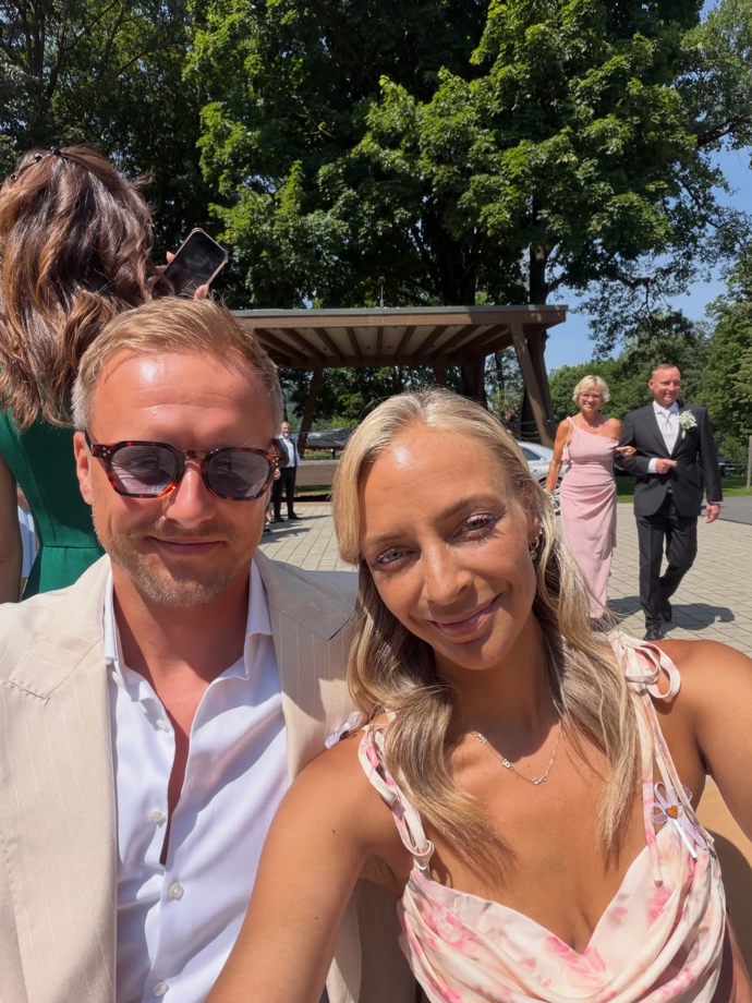 Markéta Konvičková na svatbě přátel po boku svého snoubence Reného.