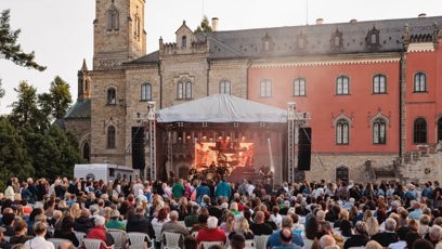 FOTO: Pódium vyrostlo přímo v areálu malebného zámku Sychrov.