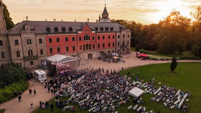 FOTO: Pohled z ptačí perspektivy ukazuje původní rozesazení židlí, které se po Noidově výzvě k přesunu bleskově proměnilo v chaos.