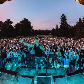 Václav Noid Bárta si užíval bezprostřední kontakt s rozvášněným davem pod pódiem, někteří sedící diváci za nimi ale kvůli tomu neviděli.