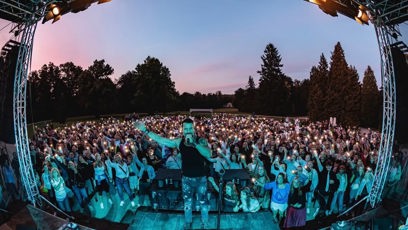 FOTO: Václav Noid Bárta si užíval bezprostřední kontakt s rozvášněným davem pod pódiem, někteří sedící diváci za nimi ale kvůli tomu neviděli.