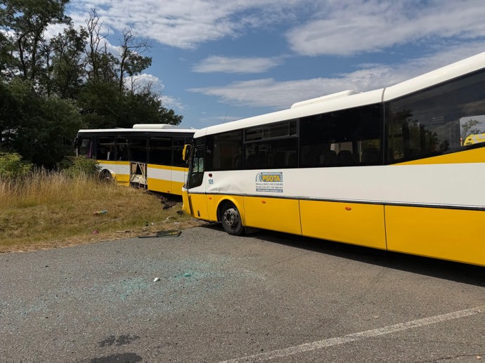 U Znojemska došlo k čelní srážce dvou autobusů. 