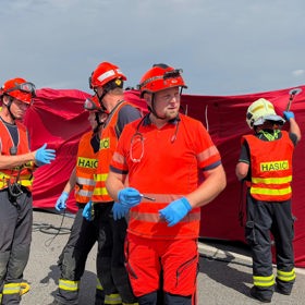 Na místě bylo 30 lehce zraněných a 9 středně až těžce zraněných.